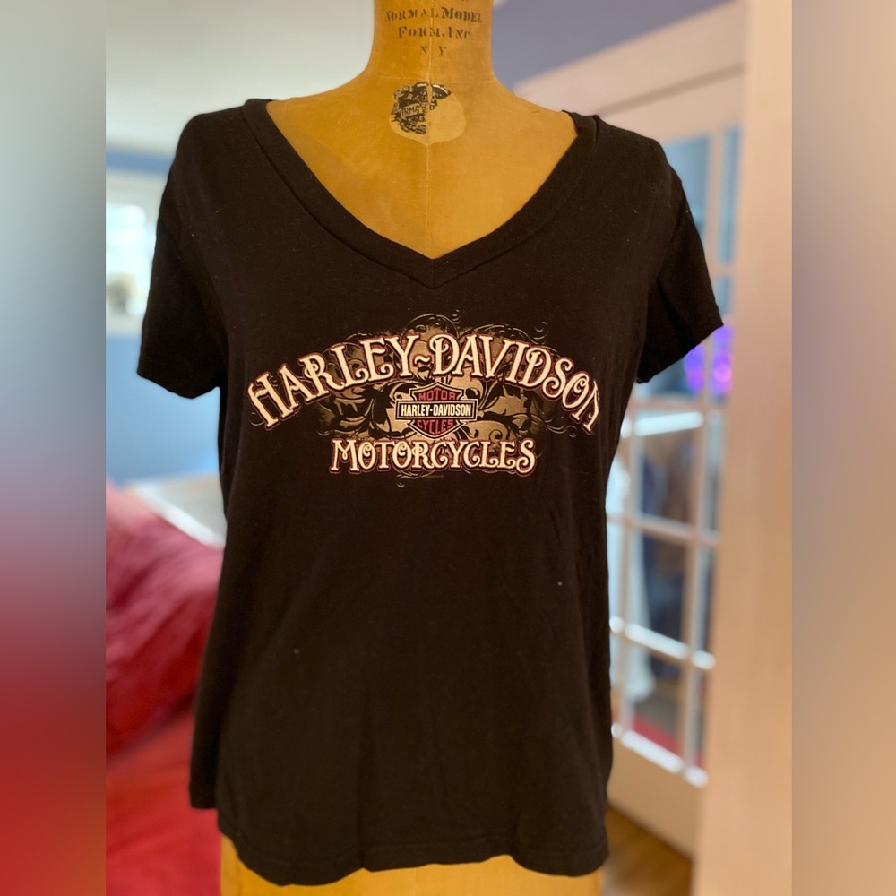 Women’s XL Harley-Davidson v-neck dealer tshirt
